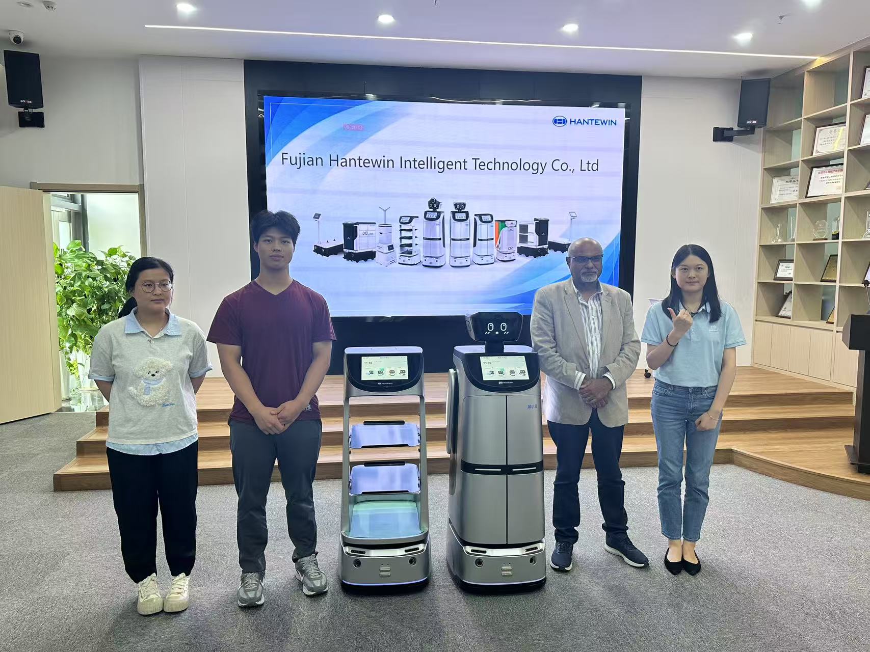 Mr. Mazen Visits Fujian Hantewin for Service Robot Demonstration and Partnership Talks